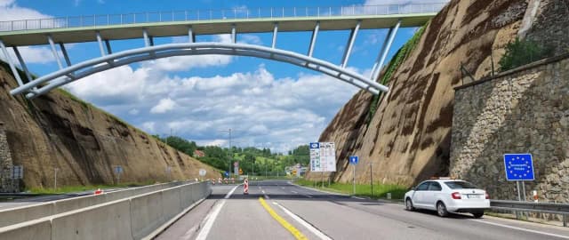 Ile maksymalnie można jechać na autostradzie? Sprawdź zasady i kary